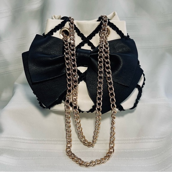 💥SALE💥 Betsey Johnson Bow Satchel Pebble Texture Faux Leather Gold Chain EUC - Picture 16 of 16
